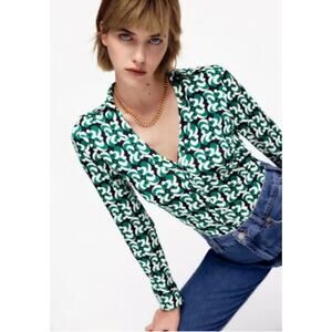2/$30 Zara Fitted Printed Top Green Button Front Long Sleeve V-Neck Size XS